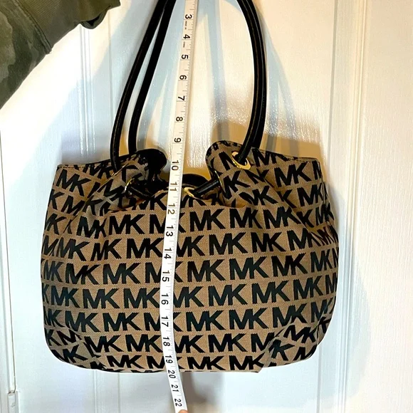 Michael Kors Black & Beige Signature Logo Medium East West Ring Tote Bag - Picture 4 of 10